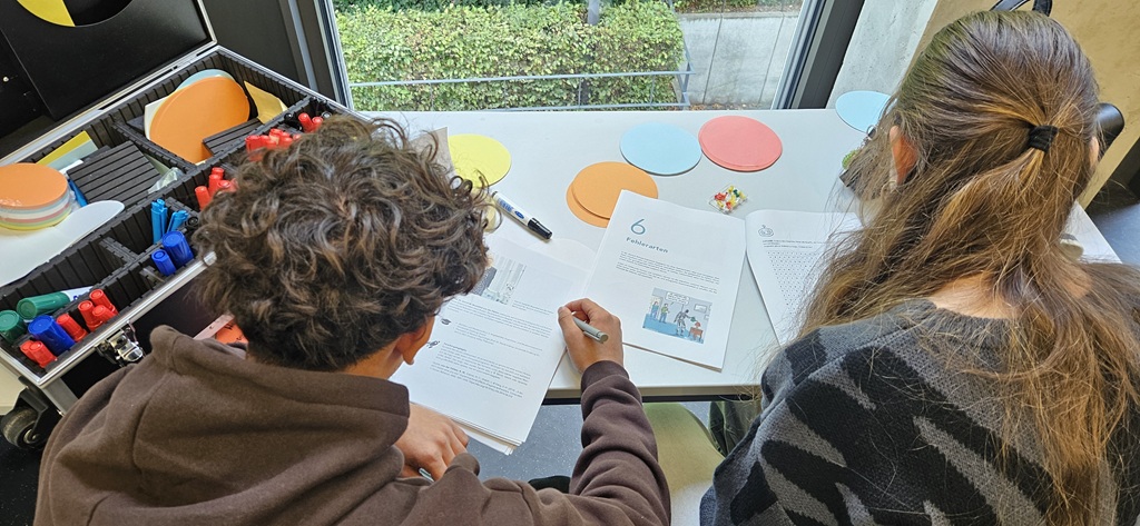 Schüler:innen arbeiten am Workbook